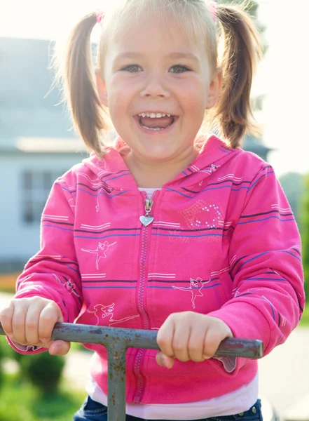 Cute dziewczynka jest kołysanie na Zobacz Piła — Zdjęcie stockowe