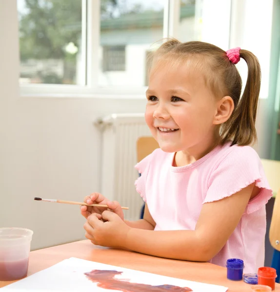 Kicsi lány játék-val festékek — Stock Fotó