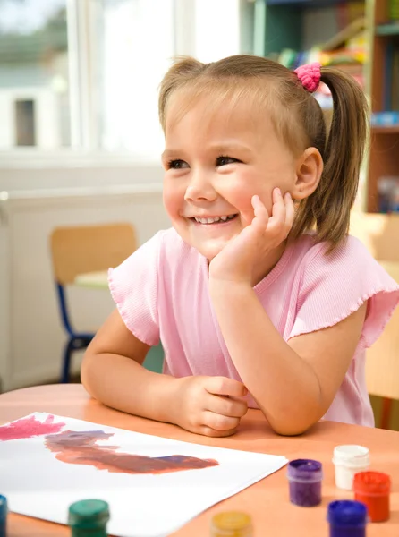 小さな女の子が塗料と遊ぶ — ストック写真