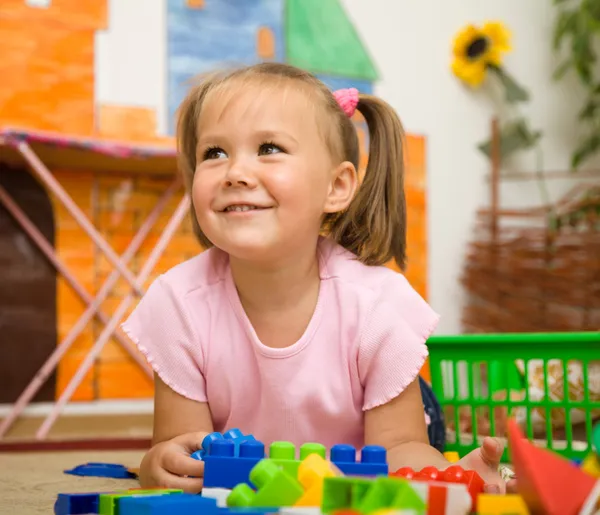 Kleines Mädchen spielt in der Vorschule mit Spielzeug — Stockfoto