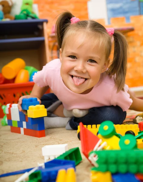 Девочка играет с игрушками в детском саду — стоковое фото