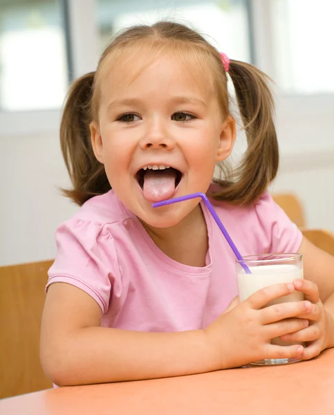 Lilla flickan dricker mjölk — Stockfoto