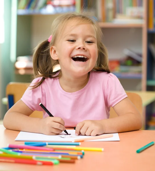 Klein meisje is tekenen met viltstift — Stockfoto