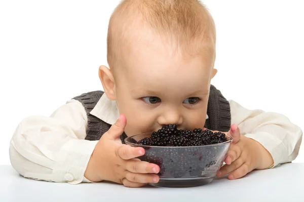 Il bambino sta mangiando mora — Foto Stock