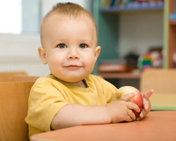 Kleine jongen is eten apple — Stockfoto
