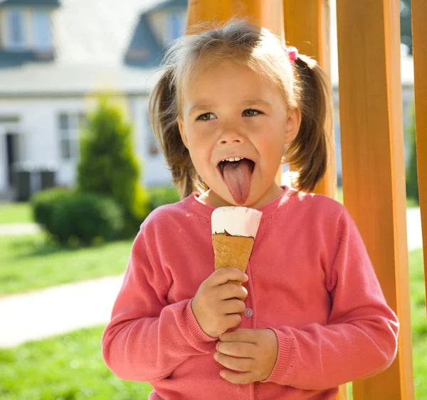 La bambina sta mangiando il gelato. — Foto Stock