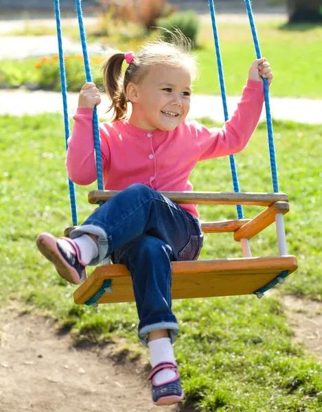Słodkie dziewczynki na swing — Zdjęcie stockowe