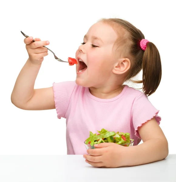 Petite fille mignonne mange une salade de légumes — Photo