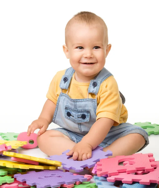 Malý chlapec hrát s abeceda — Stock fotografie