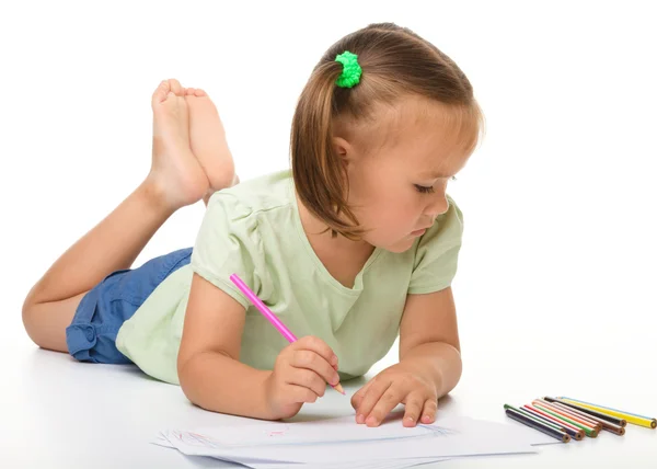 Dziewczynka jest rysunek podczas układania na podłodze — Zdjęcie stockowe
