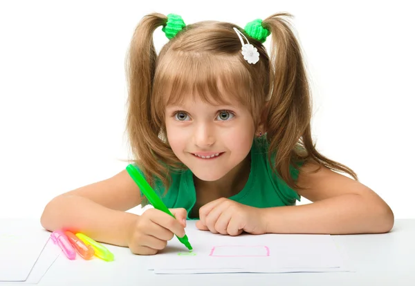 Petite fille mignonne dessine avec des marqueurs — Photo