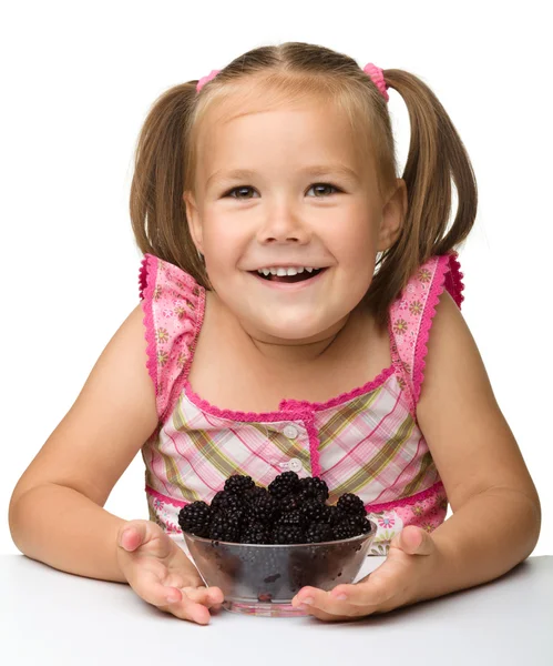 Vrolijk meisje is het eten van blackberry — Stockfoto