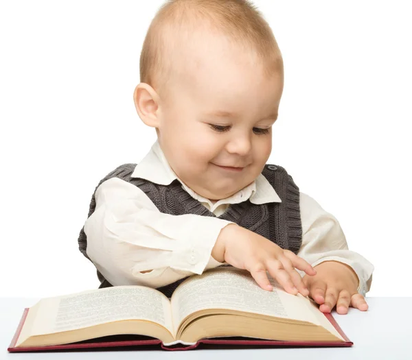 Bambino piccolo gioca con il libro — Foto Stock