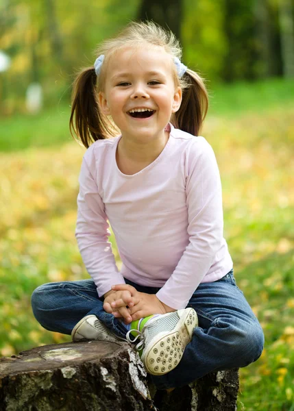 Lilla flickan spelas i höst park — Stockfoto
