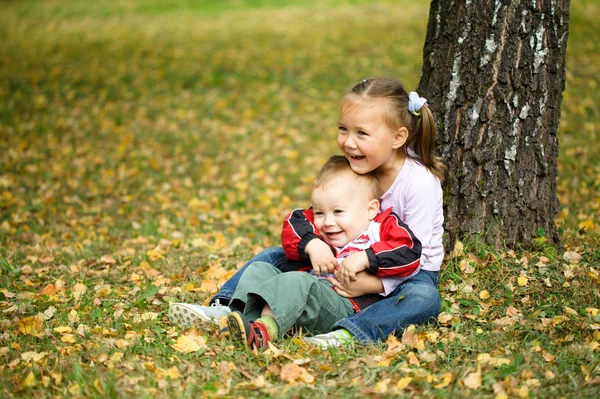 孩子们在秋季公园玩耍 — 图库照片