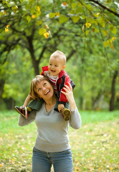 Matka a její dítě hraje v parku — Stock fotografie