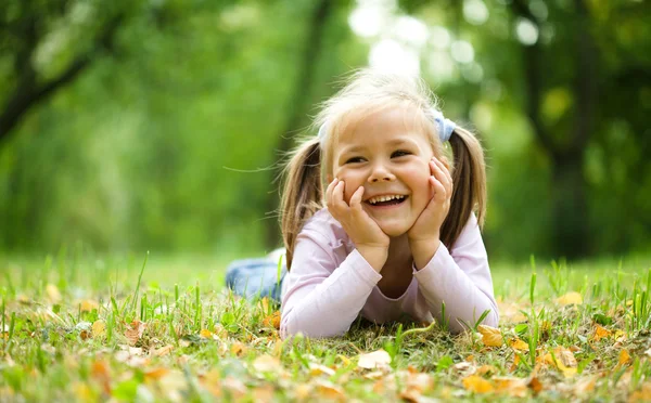Kislány játszott őszi park Stock Fotó