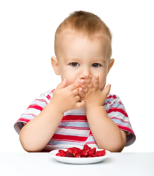 Milý chlapeček s jahodami — Stock fotografie