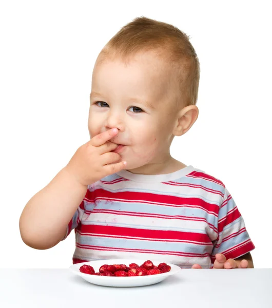 Szczęśliwy chłopczyk z truskawkami — Zdjęcie stockowe