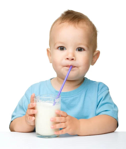 Bonito menino está bebendo leite — Fotografia de Stock