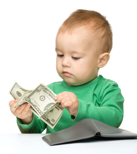 Schattige kleine jongen is het tellen van geld — Stockfoto