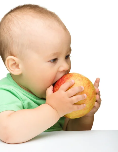 작은 아이 빨간 사과 먹고 있다 — 스톡 사진