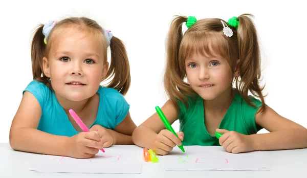 Två små flickor ritar med markörer — Stockfoto
