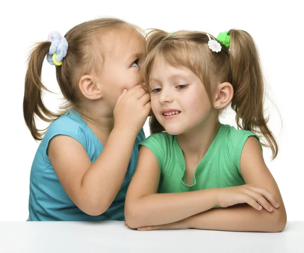 Δύο κοριτσάκια κουβεντιάζοντας — Φωτογραφία Αρχείου