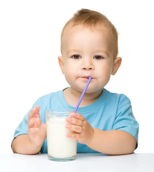 Ładny mały chłopiec jest picie mleka — Zdjęcie stockowe