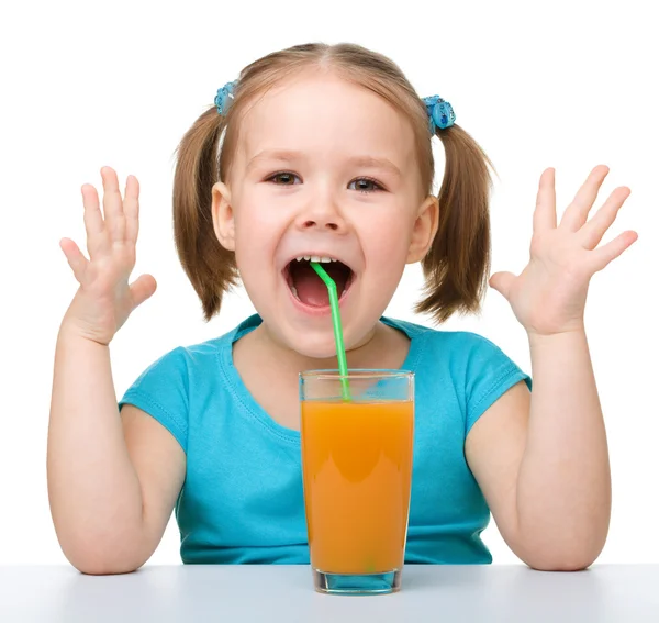 Portakal suyu ile küçük kız — Stok fotoğraf