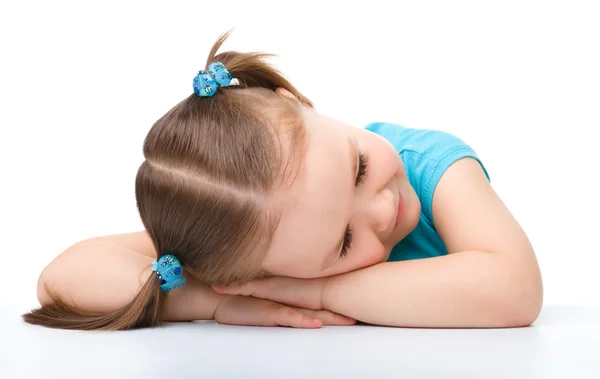 Klein meisje is slapen aan tafel — Stockfoto