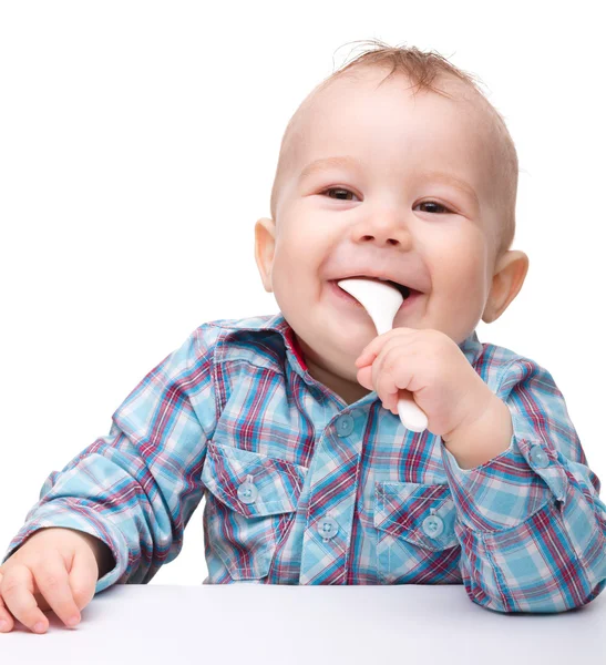 可爱的小男孩咬勺子 — 图库照片
