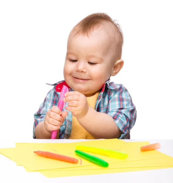 Happy little boy is playing with colorful markers — Stock Photo, Image