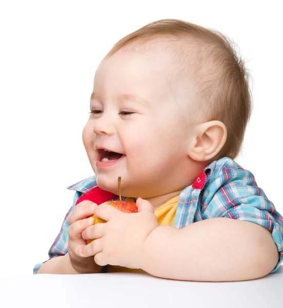 Petit enfant mange pomme rouge et sourire — Photo