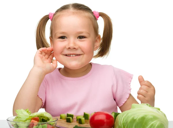 La bambina sta tagliando la carota per l'insalata — Foto Stock