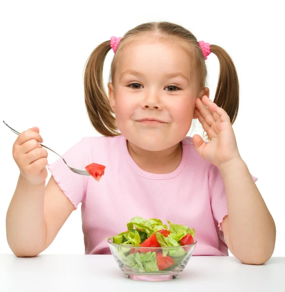 Sevimli küçük kız sebze salatası yiyor — Stok fotoğraf