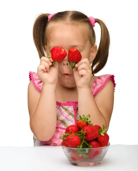 Счастливая маленькая девочка с клубникой — стоковое фото