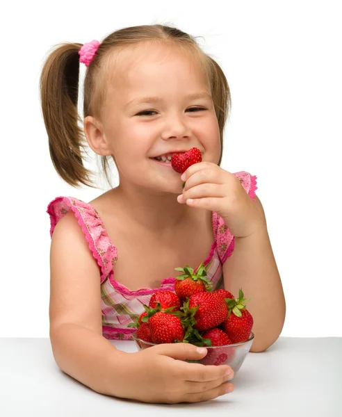 Boldog kislány eszik szamóca — Stock Fotó