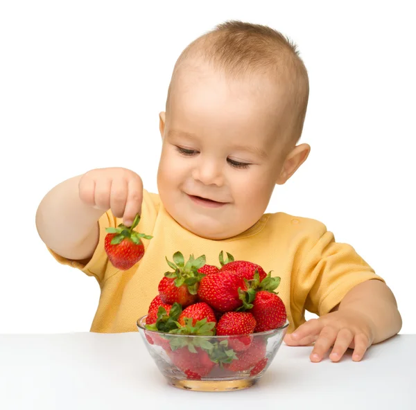 Gelukkig jongetje met aardbeien — Stockfoto