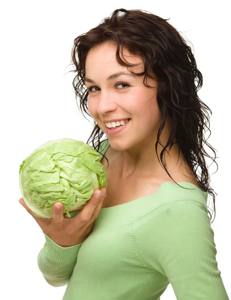 Красива молода дівчина з зеленою капустою — стокове фото