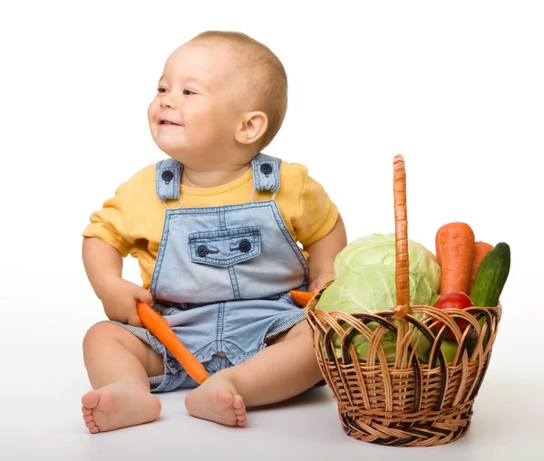 装满蔬菜的篮子的可爱小男孩 — 图库照片