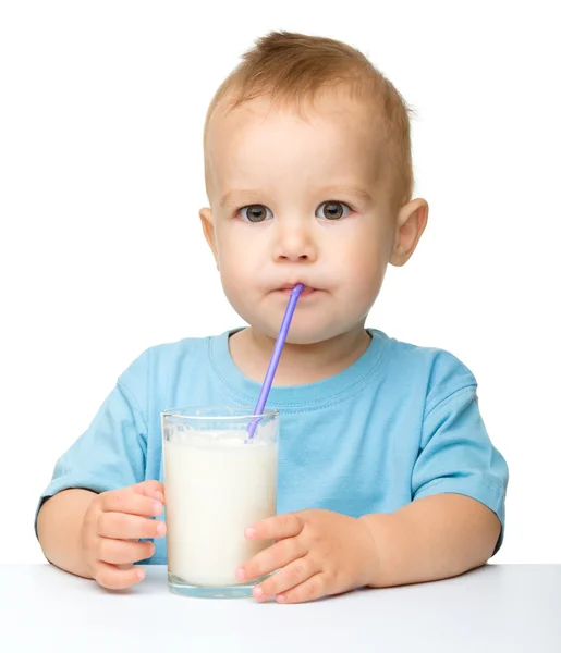 Bonito menino está bebendo leite — Fotografia de Stock