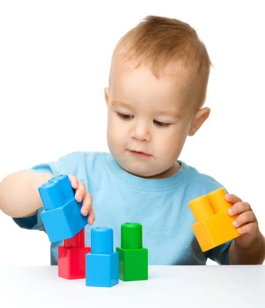 Мальчик играет со строительными кирпичами — стоковое фото