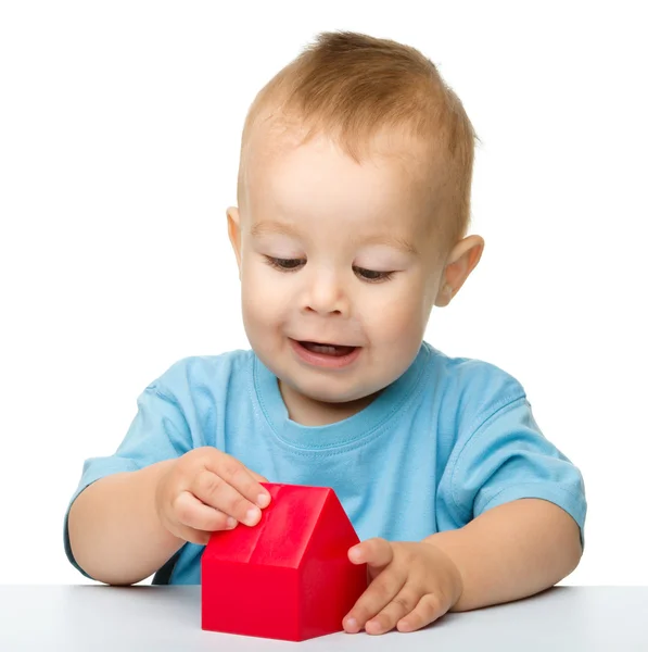 Маленький хлопчик грає з будівельними цеглинами — стокове фото