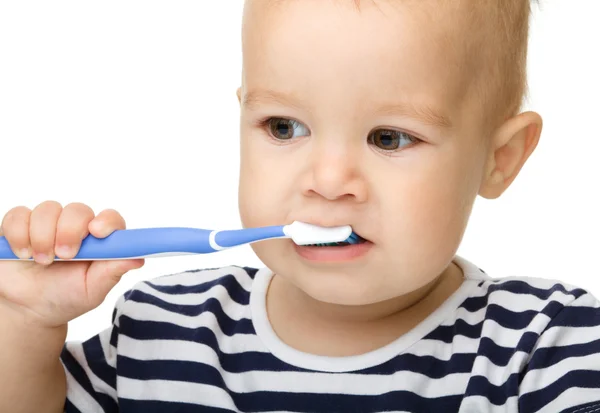 Kleine jongen is het reinigen van tanden met behulp van de tandenborstel — Stockfoto