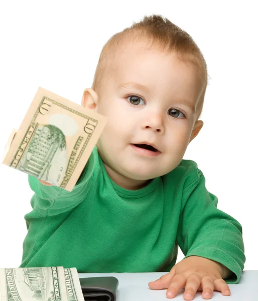 Mignon petit garçon compte l'argent — Photo