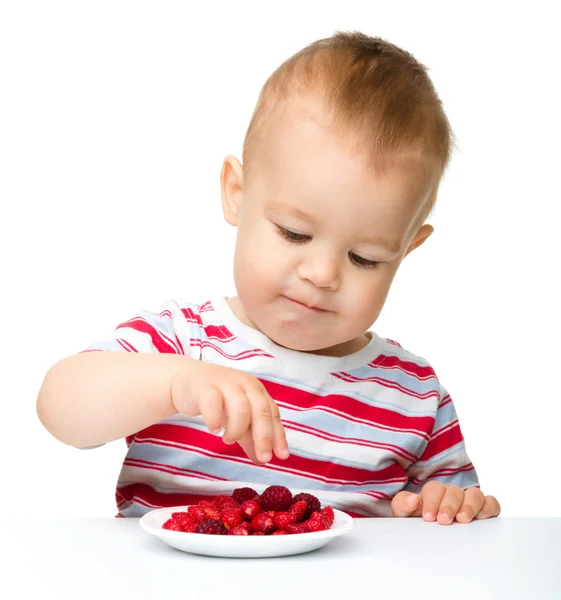 Süßer kleiner Junge mit Erdbeeren — Stockfoto