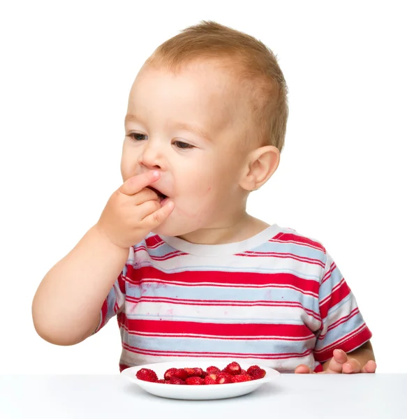 Mignon petit garçon aux fraises — Photo