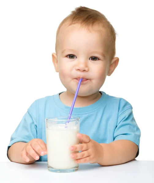 かわいい男の子はミルクを飲んでいます。 — ストック写真