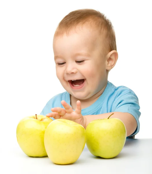 Kleiner Junge mit Apfel — Stockfoto